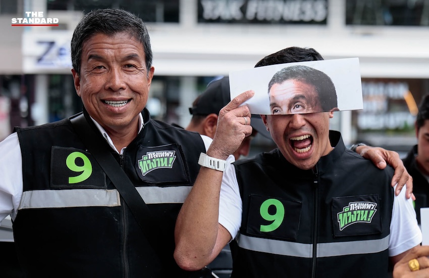 ชัชชาติ สิทธิพันธุ์ และ แสนปิติ สิทธิพันธุ์ บนรถแห่หาเสียงเลือกตั้งผู้ว่าฯ กทม. 1
