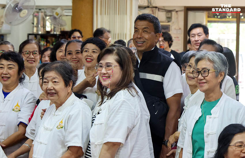 ชัชชาติ สิทธิพันธุ์ ลงพื้นที่พบปะประชาชนและผู้สมัคร ส.ก. ที่โรงเรียนผู้สูงอายุยานนาวา 4