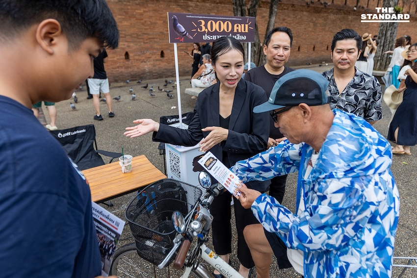 กลุ่มประชาชนรณรงค์ล่ารายชื่อสนับสนุนร่างเทศบัญญัตินกพิราบที่ข่วงประตูท่าแพ เชียงใหม่ 6