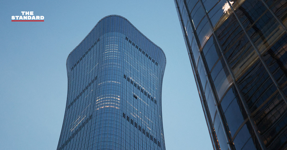 ภาพอาคาร CITIC Tower ในกรุงปักกิ่ง หลังเกิดเหตุเครื่องบินเล็กชน