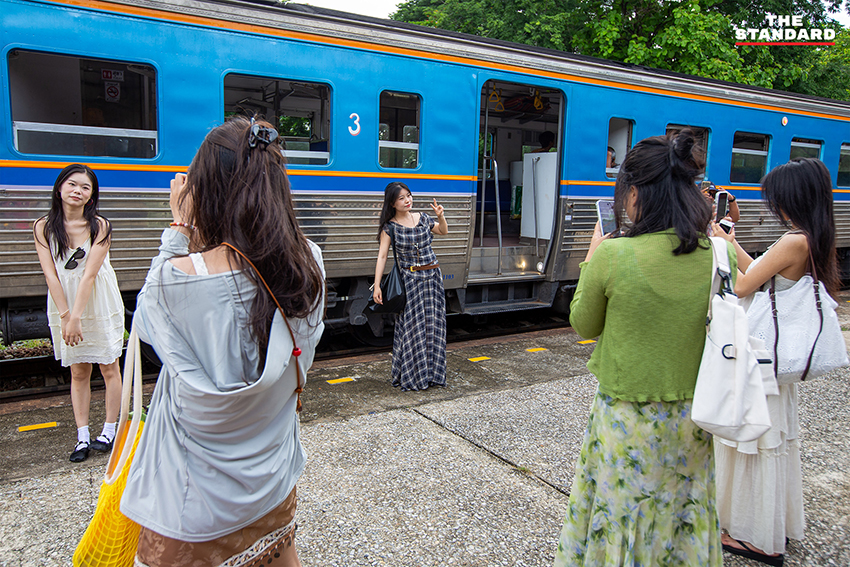 นักท่องเที่ยวหญิงชาวจีนถ่ายภาพกับรถไฟคลาสสิกที่สถานีรถไฟเชียงใหม่ 10