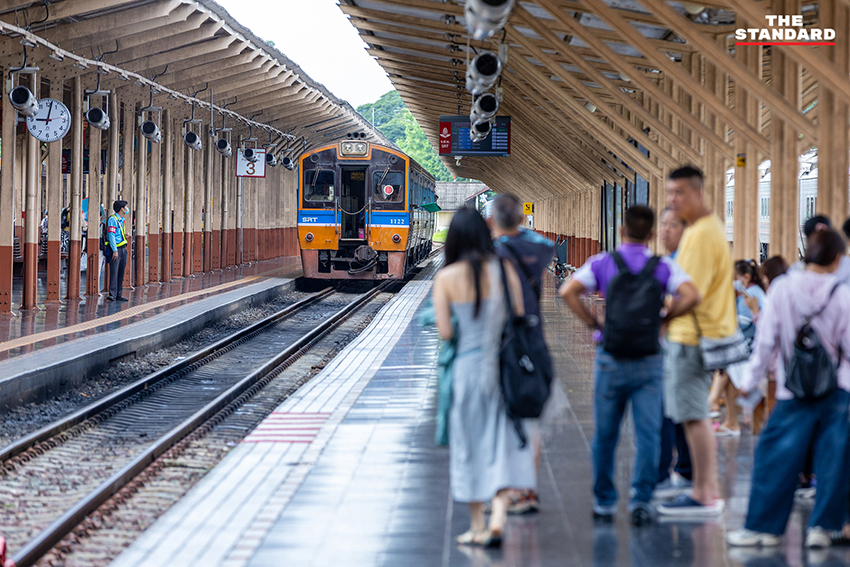 นักท่องเที่ยวหญิงชาวจีนถ่ายภาพกับรถไฟคลาสสิกที่สถานีรถไฟเชียงใหม่ 11