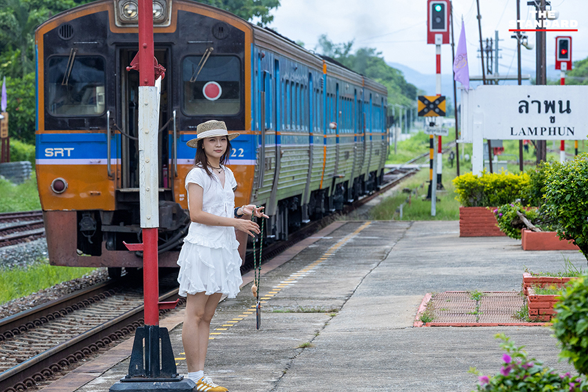 นักท่องเที่ยวหญิงชาวจีนถ่ายภาพกับรถไฟคลาสสิกที่สถานีรถไฟเชียงใหม่ 12