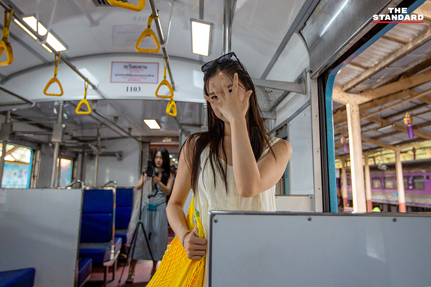 นักท่องเที่ยวหญิงชาวจีนถ่ายภาพกับรถไฟคลาสสิกที่สถานีรถไฟเชียงใหม่ 2