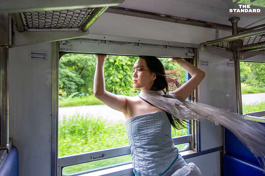 นักท่องเที่ยวหญิงชาวจีนถ่ายภาพกับรถไฟคลาสสิกที่สถานีรถไฟเชียงใหม่ 3