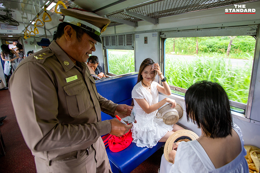 นักท่องเที่ยวหญิงชาวจีนถ่ายภาพกับรถไฟคลาสสิกที่สถานีรถไฟเชียงใหม่ 4