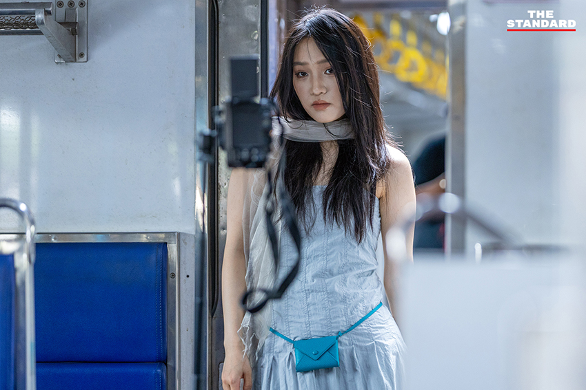 นักท่องเที่ยวหญิงชาวจีนถ่ายภาพกับรถไฟคลาสสิกที่สถานีรถไฟเชียงใหม่ 7