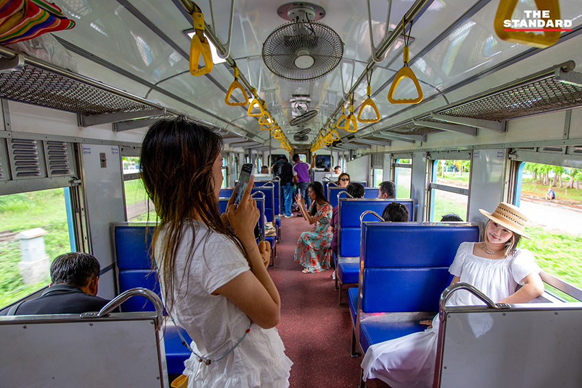 นักท่องเที่ยวหญิงชาวจีนถ่ายภาพกับรถไฟคลาสสิกที่สถานีรถไฟเชียงใหม่ 8