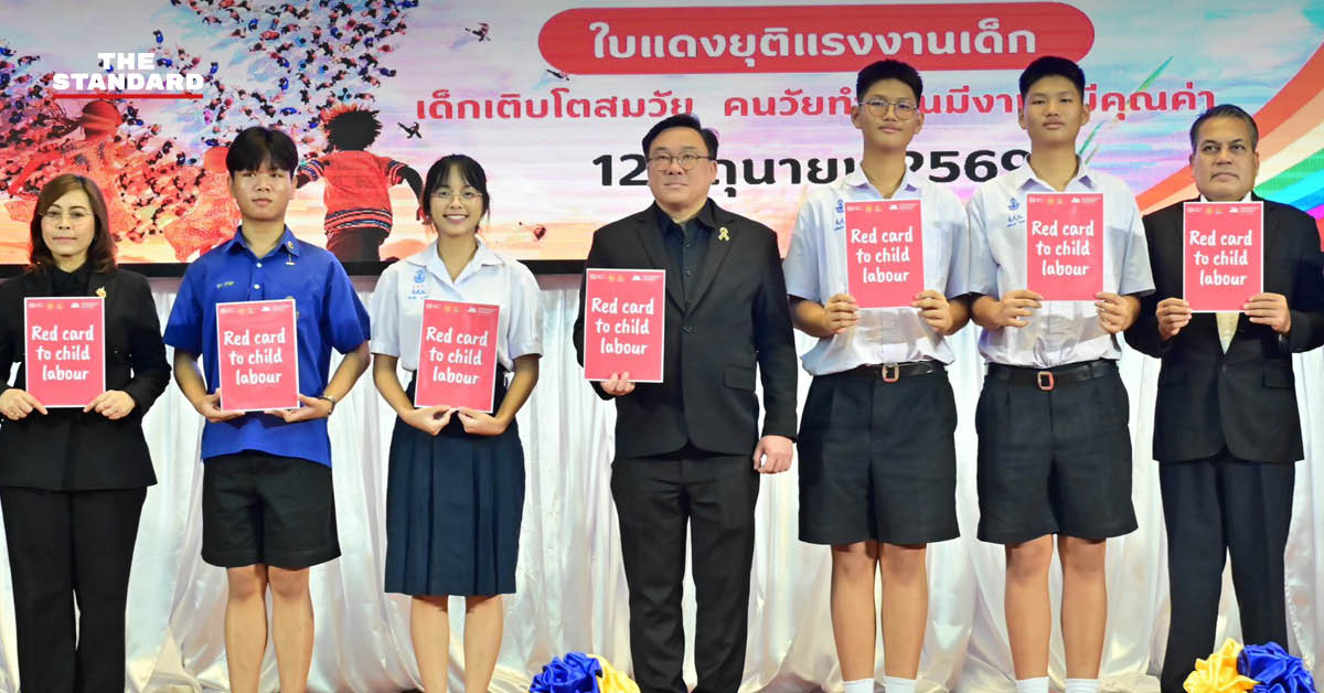 จุลพันธ์ อมรวิวัฒน์ รัฐมนตรีว่าการกระทรวงแรงงาน ชูใบแดงยุติแรงงานเด็กในงานรณรงค์วันต่อต้านการใช้แรงงานเด็กโลก