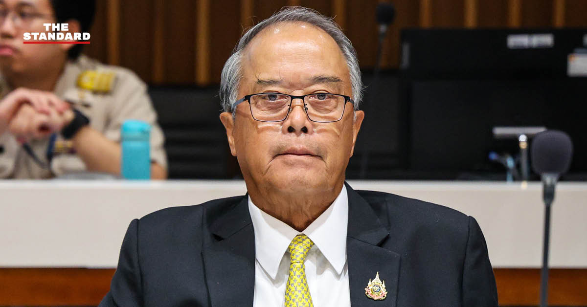 ชูศักดิ์ ศิรินิล สส.พรรคเพื่อไทย กำลังให้สัมภาษณ์สื่อมวลชน