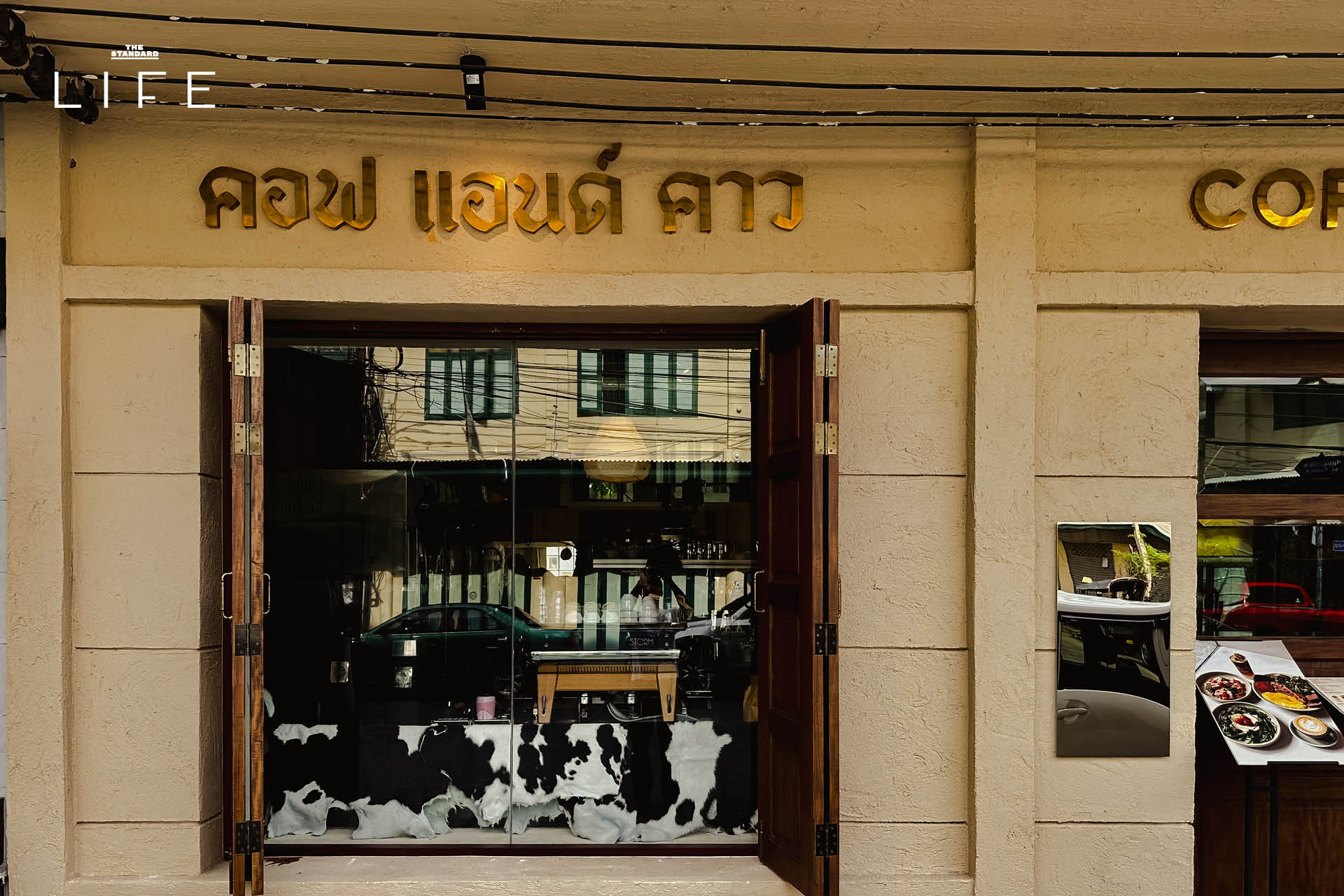 ภาพคาเฟ่ COF AND COW สาขาคลองโอ่งอ่าง ริมน้ำ แสดงการตกแต่งภายในที่ทันสมัยและบรรยากาศสบายๆ 1