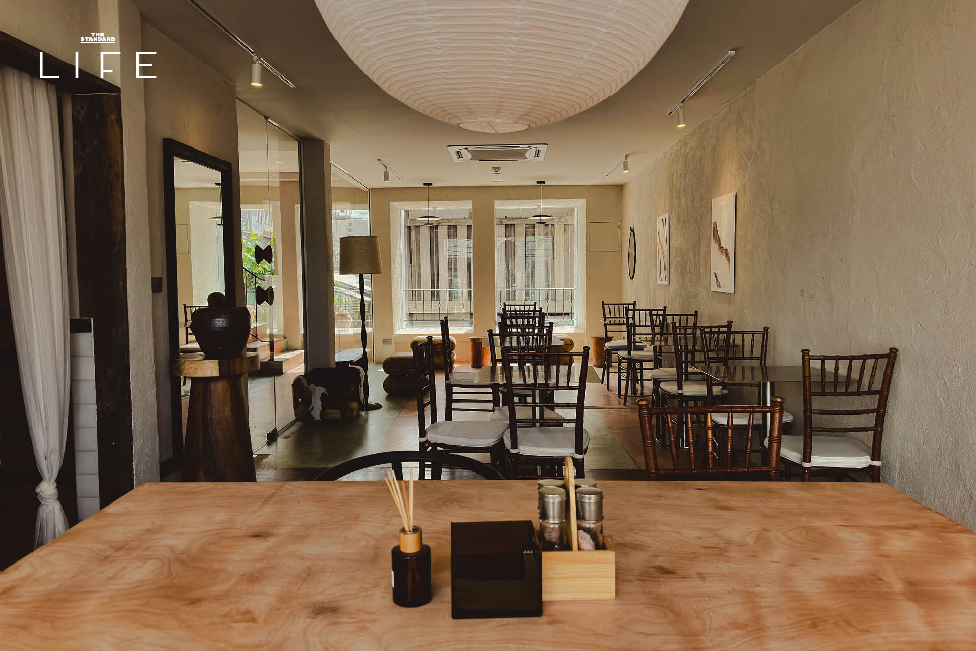 ภาพคาเฟ่ COF AND COW สาขาคลองโอ่งอ่าง ริมน้ำ แสดงการตกแต่งภายในที่ทันสมัยและบรรยากาศสบายๆ 13