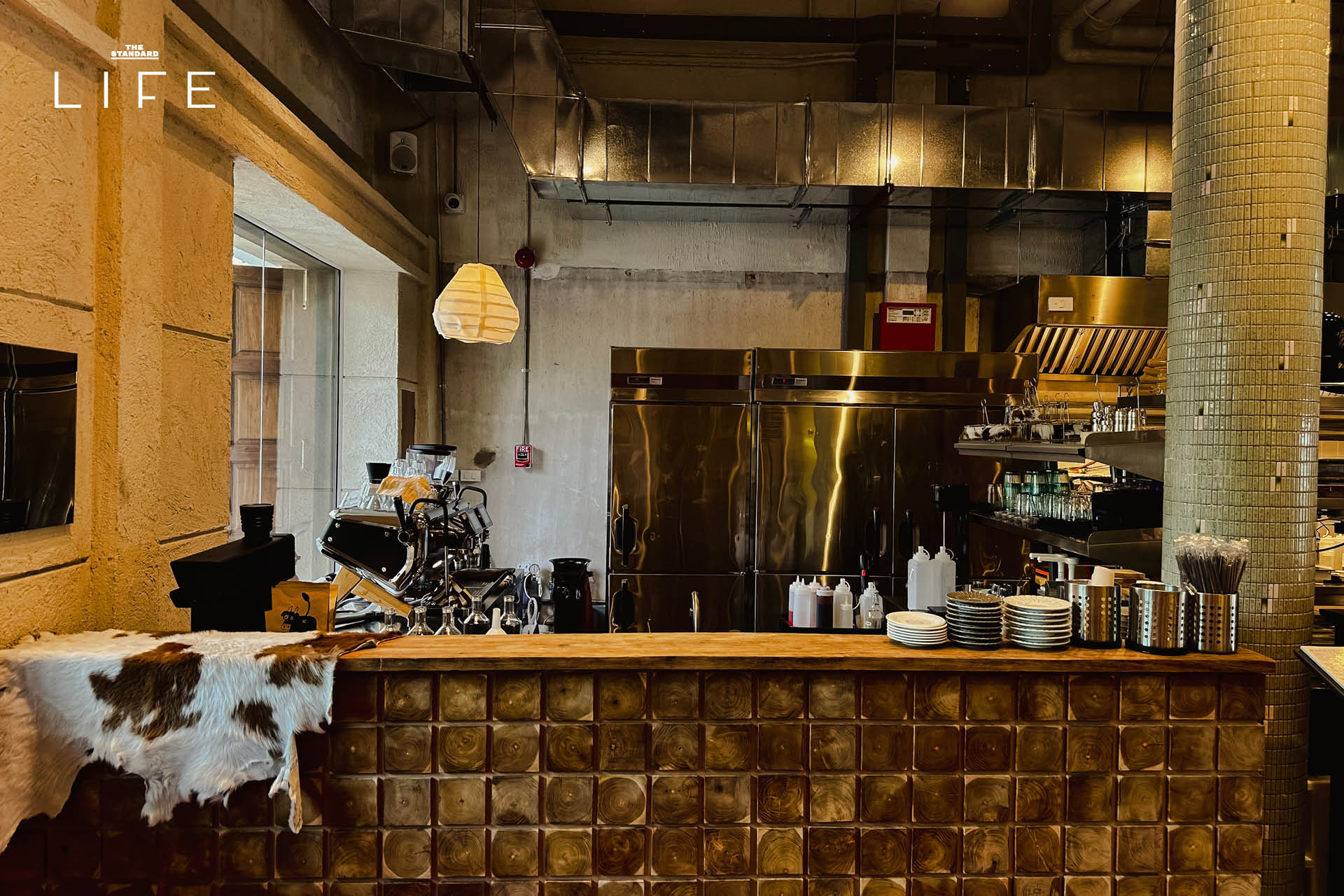 ภาพคาเฟ่ COF AND COW สาขาคลองโอ่งอ่าง ริมน้ำ แสดงการตกแต่งภายในที่ทันสมัยและบรรยากาศสบายๆ 2