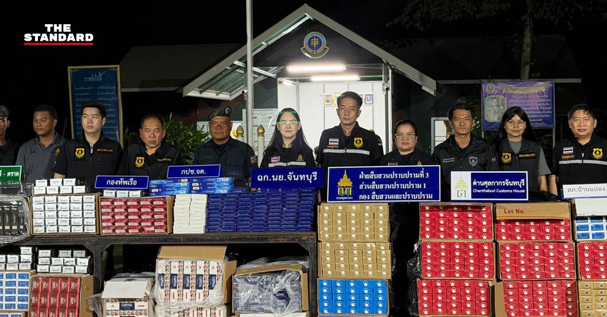 เจ้าหน้าที่ศุลกากรกำลังตรวจสอบบุหรี่ต่างประเทศผิดกฎหมายที่ยึดได้บริเวณชายแดนจันทบุรี