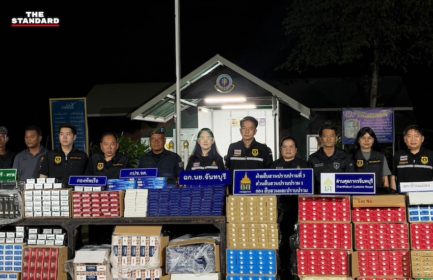 เจ้าหน้าที่ศุลกากรกำลังตรวจสอบบุหรี่ต่างประเทศผิดกฎหมายที่ยึดได้บริเวณชายแดนจันทบุรี 1