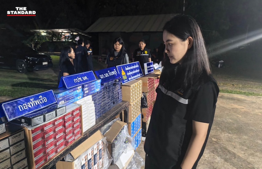 เจ้าหน้าที่ศุลกากรกำลังตรวจสอบบุหรี่ต่างประเทศผิดกฎหมายที่ยึดได้บริเวณชายแดนจันทบุรี 2