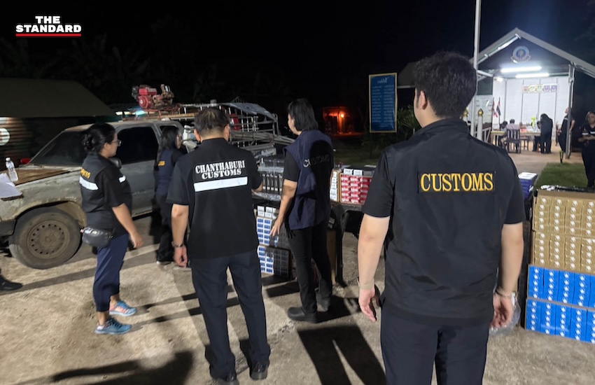 เจ้าหน้าที่ศุลกากรกำลังตรวจสอบบุหรี่ต่างประเทศผิดกฎหมายที่ยึดได้บริเวณชายแดนจันทบุรี 3