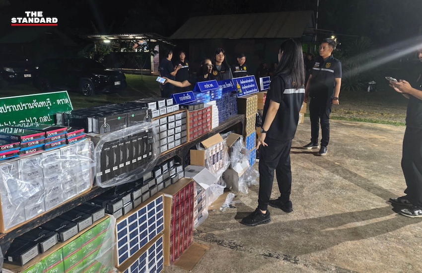 เจ้าหน้าที่ศุลกากรกำลังตรวจสอบบุหรี่ต่างประเทศผิดกฎหมายที่ยึดได้บริเวณชายแดนจันทบุรี 4