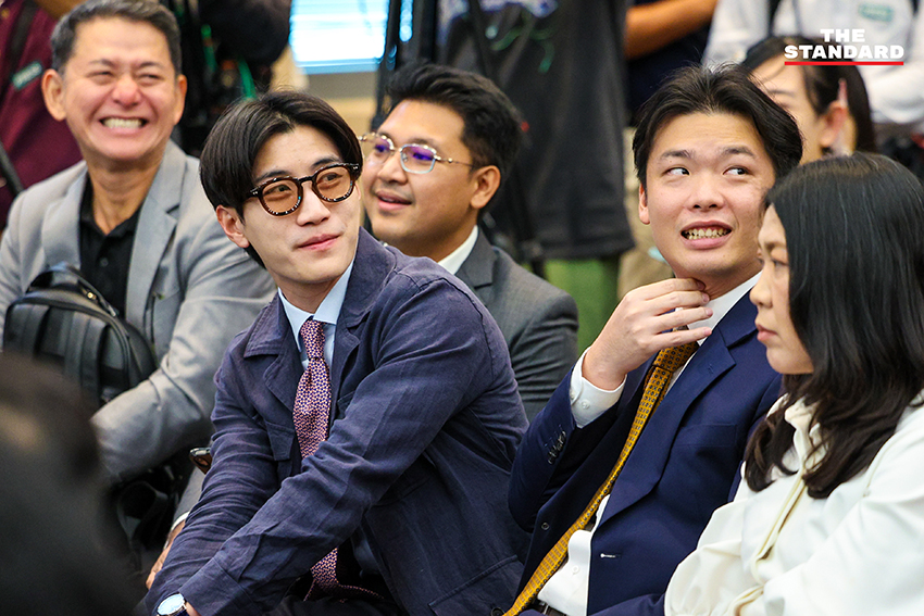 ปลัดกระทรวงดีอีและรัฐมนตรีดีอีชี้แจงโครงการ TH-AI Passport ในเวทีเสวนา 8
