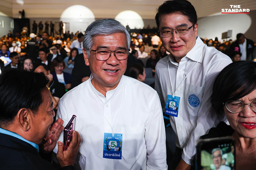 ภาพแกนนำพรรคประชาธิปัตย์และผู้สมัครผู้ว่าฯ กทม. ‘อนุชา บูรพชัยศรี’ บนเวทีปราศรัยใหญ่ 4
