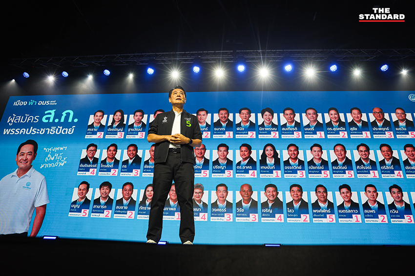 ภาพแกนนำพรรคประชาธิปัตย์และผู้สมัครผู้ว่าฯ กทม. ‘อนุชา บูรพชัยศรี’ บนเวทีปราศรัยใหญ่ 6