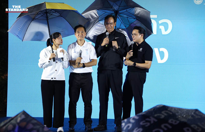 ภาพบรรยากาศเวทีปราศรัยย่อยของพรรคประชาธิปัตย์ท่ามกลางสายฝน 2