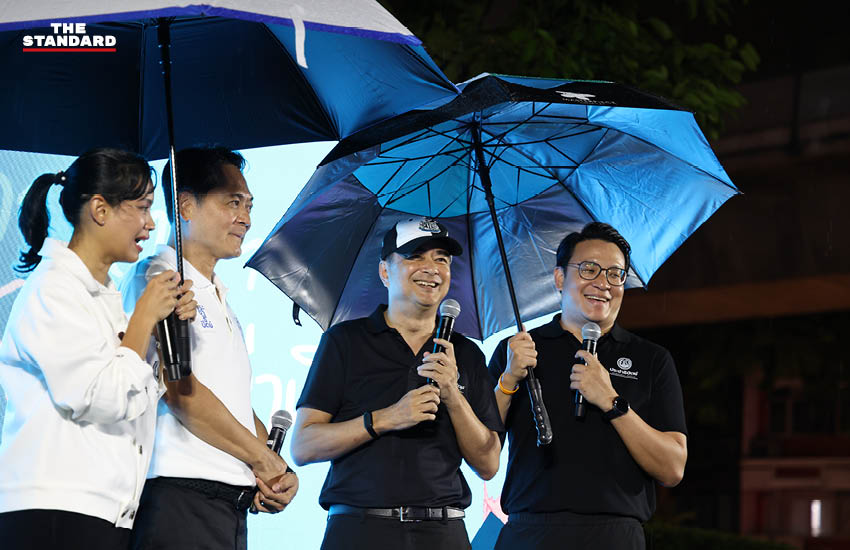 ภาพบรรยากาศเวทีปราศรัยย่อยของพรรคประชาธิปัตย์ท่ามกลางสายฝน 4