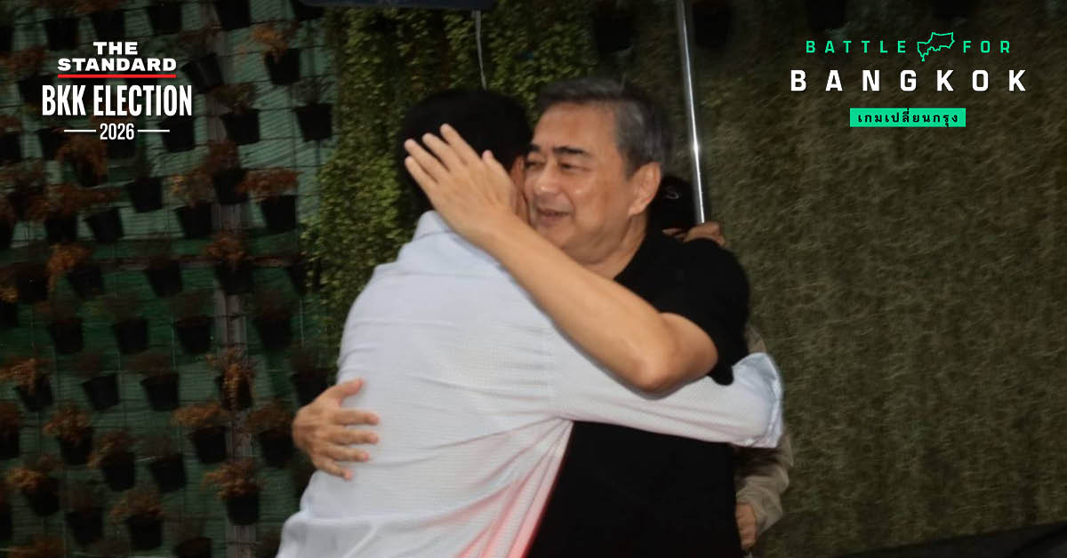 อนุชา บูรพชัยศรี และ อภิสิทธิ์ เวชชาชีวะ แถลงข่าวที่ทำการพรรคประชาธิปัตย์