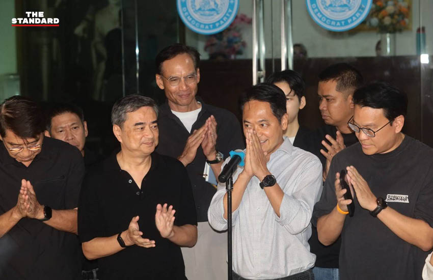 อนุชา บูรพชัยศรี และ อภิสิทธิ์ เวชชาชีวะ แถลงข่าวที่ทำการพรรคประชาธิปัตย์ 2