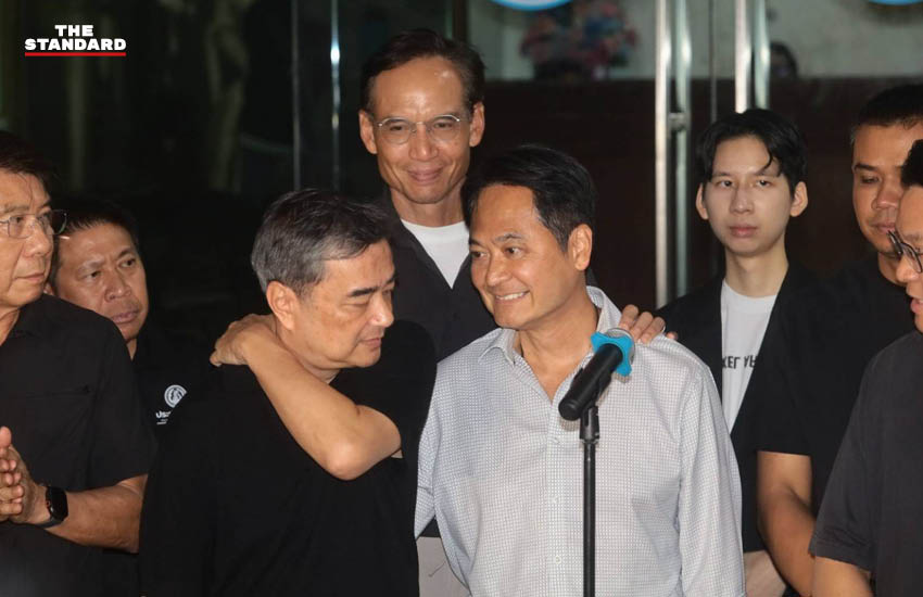 อนุชา บูรพชัยศรี และ อภิสิทธิ์ เวชชาชีวะ แถลงข่าวที่ทำการพรรคประชาธิปัตย์ 3