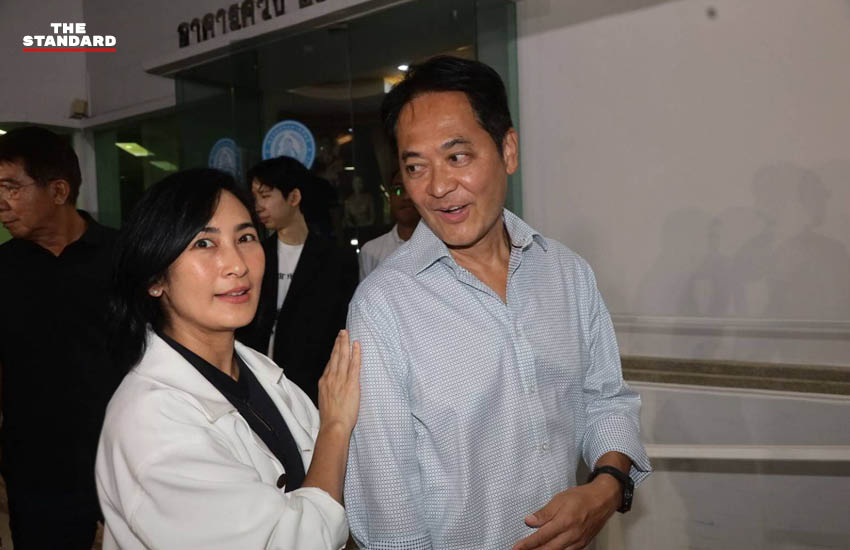 อนุชา บูรพชัยศรี และ อภิสิทธิ์ เวชชาชีวะ แถลงข่าวที่ทำการพรรคประชาธิปัตย์ 4