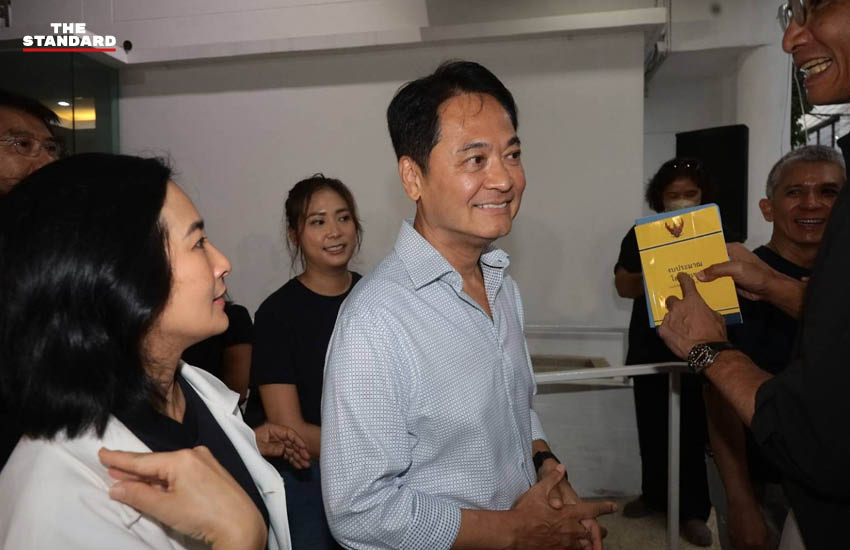 อนุชา บูรพชัยศรี และ อภิสิทธิ์ เวชชาชีวะ แถลงข่าวที่ทำการพรรคประชาธิปัตย์ 5