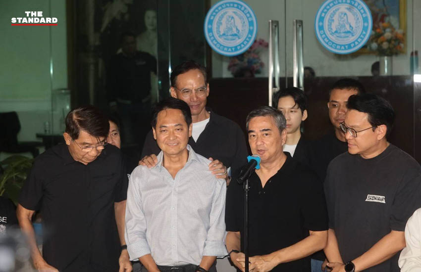 อนุชา บูรพชัยศรี และ อภิสิทธิ์ เวชชาชีวะ แถลงข่าวที่ทำการพรรคประชาธิปัตย์ 6