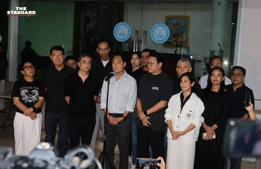 อนุชา บูรพชัยศรี และ อภิสิทธิ์ เวชชาชีวะ แถลงข่าวที่ทำการพรรคประชาธิปัตย์ 7