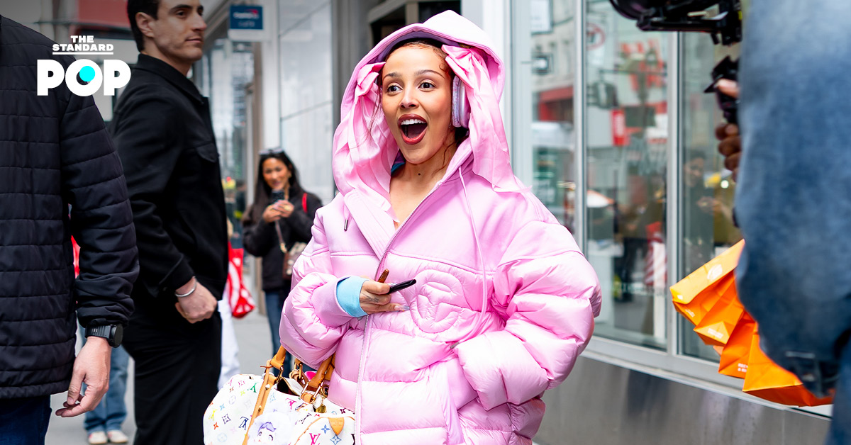 Doja Cat ในชุดแฟชั่นกำลังเดินอยู่กลางเมือง