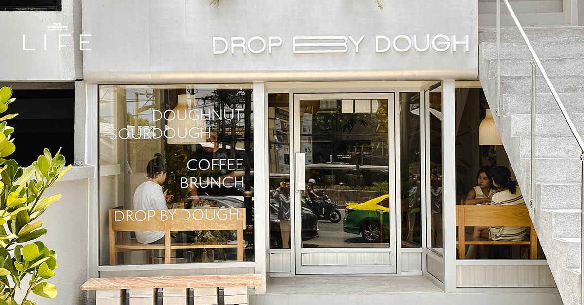 ภาพมุมกว้างของร้าน Drop By Dough สาขาสวนลุมพินี ที่ตกแต่งสไตล์มินิมัลด้วยปูนเปลือยและไม้