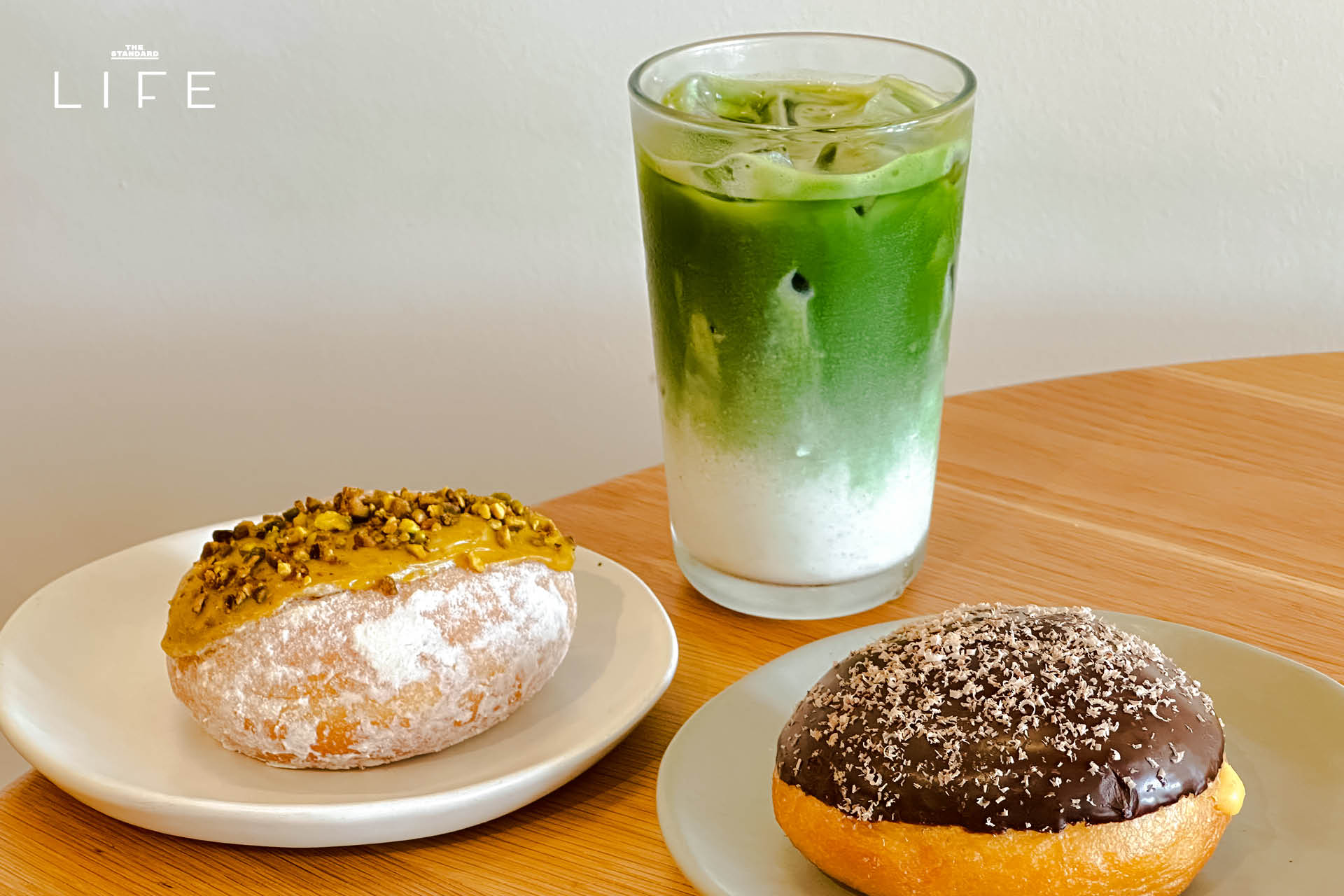 ภาพมุมกว้างของร้าน Drop By Dough สาขาสวนลุมพินี ที่ตกแต่งสไตล์มินิมัลด้วยปูนเปลือยและไม้ 11