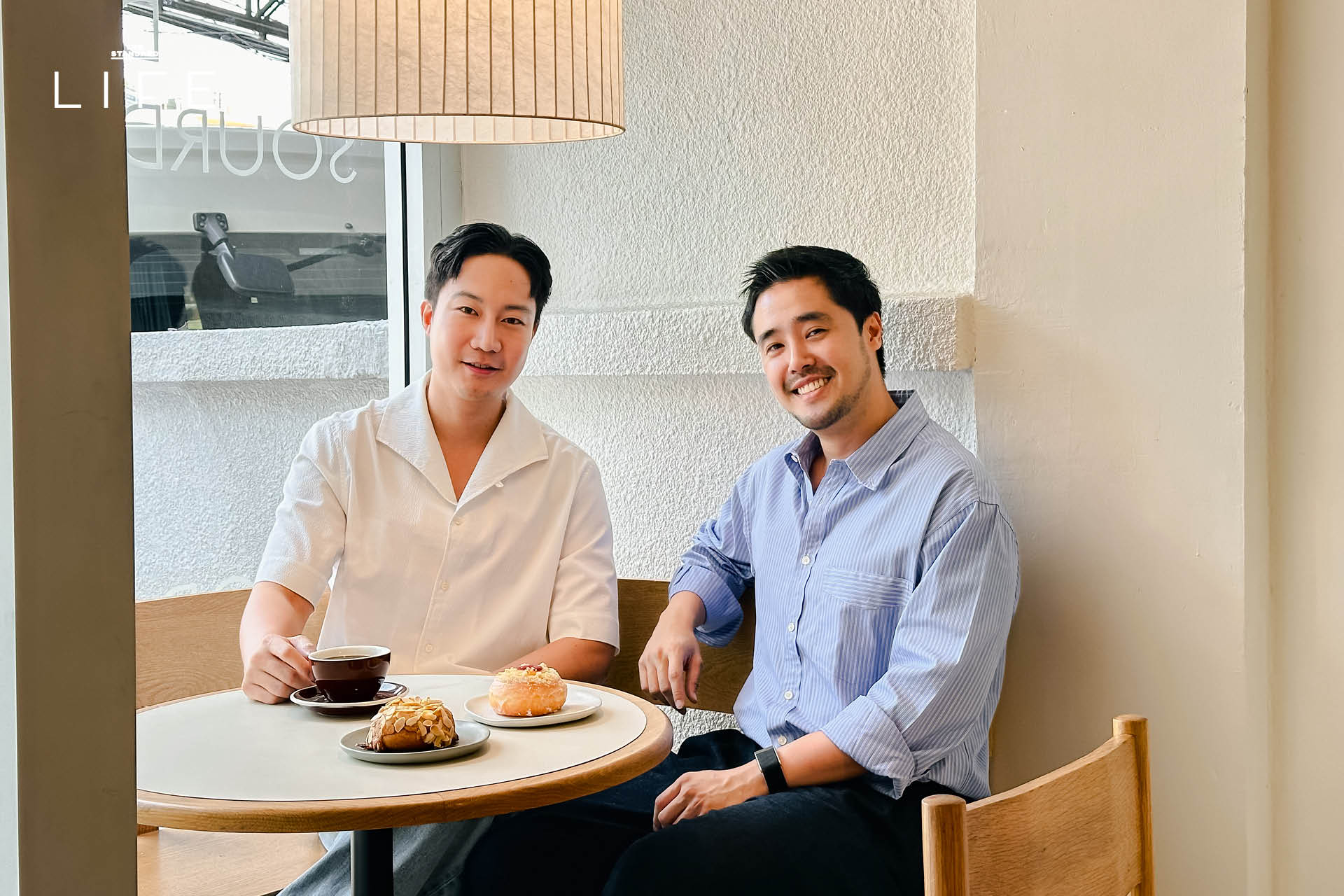 ภาพมุมกว้างของร้าน Drop By Dough สาขาสวนลุมพินี ที่ตกแต่งสไตล์มินิมัลด้วยปูนเปลือยและไม้ 4