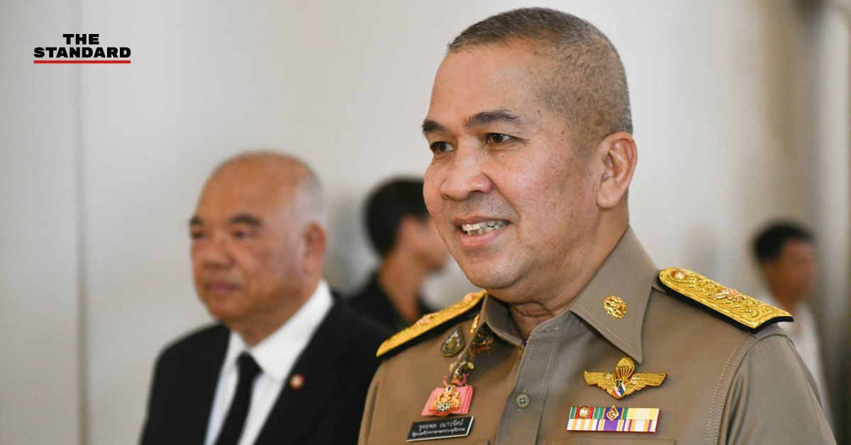 พล.ต.ท.รุทธพล เนาวรัตน์ รัฐมนตรีว่าการกระทรวงยุติธรรม ให้สัมภาษณ์สื่อมวลชน