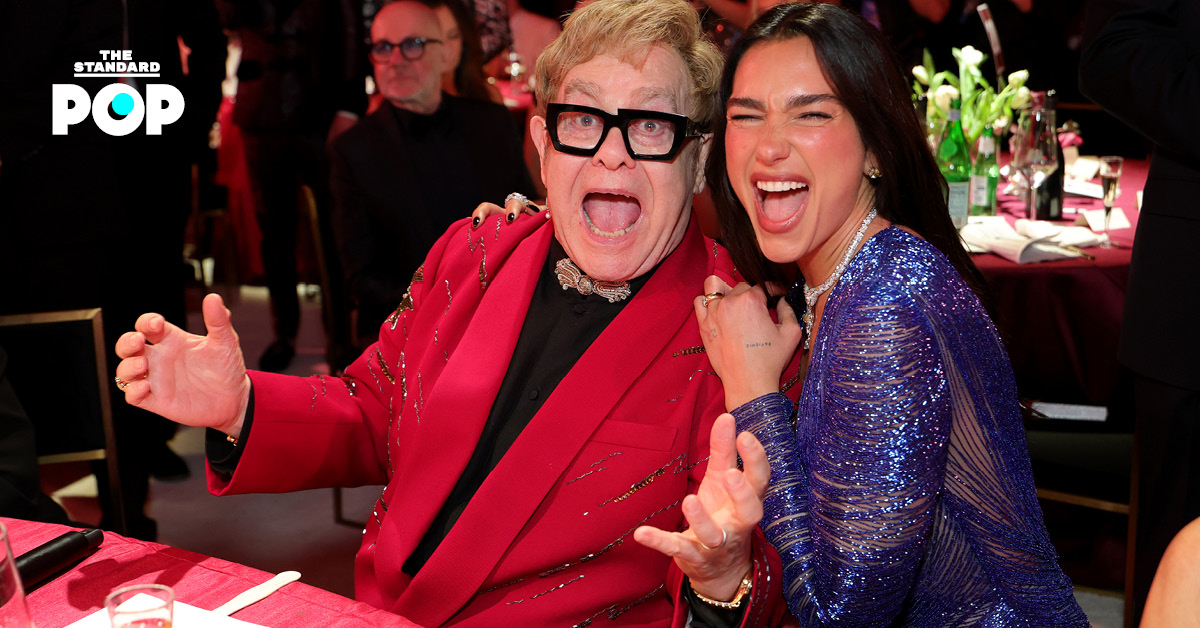 Elton John และ Dua Lipa ยืนคู่กันในงาน
