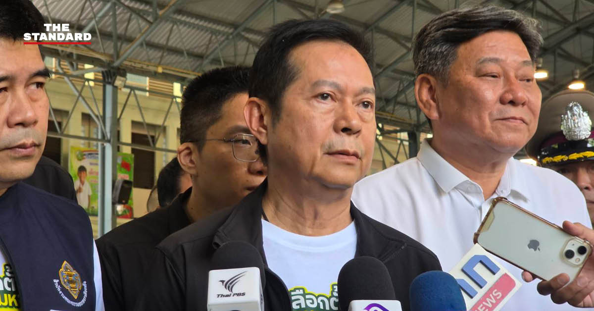 ณรงค์ กลั่นวารินทร์ ประธาน กกต. ให้สัมภาษณ์สื่อมวลชน