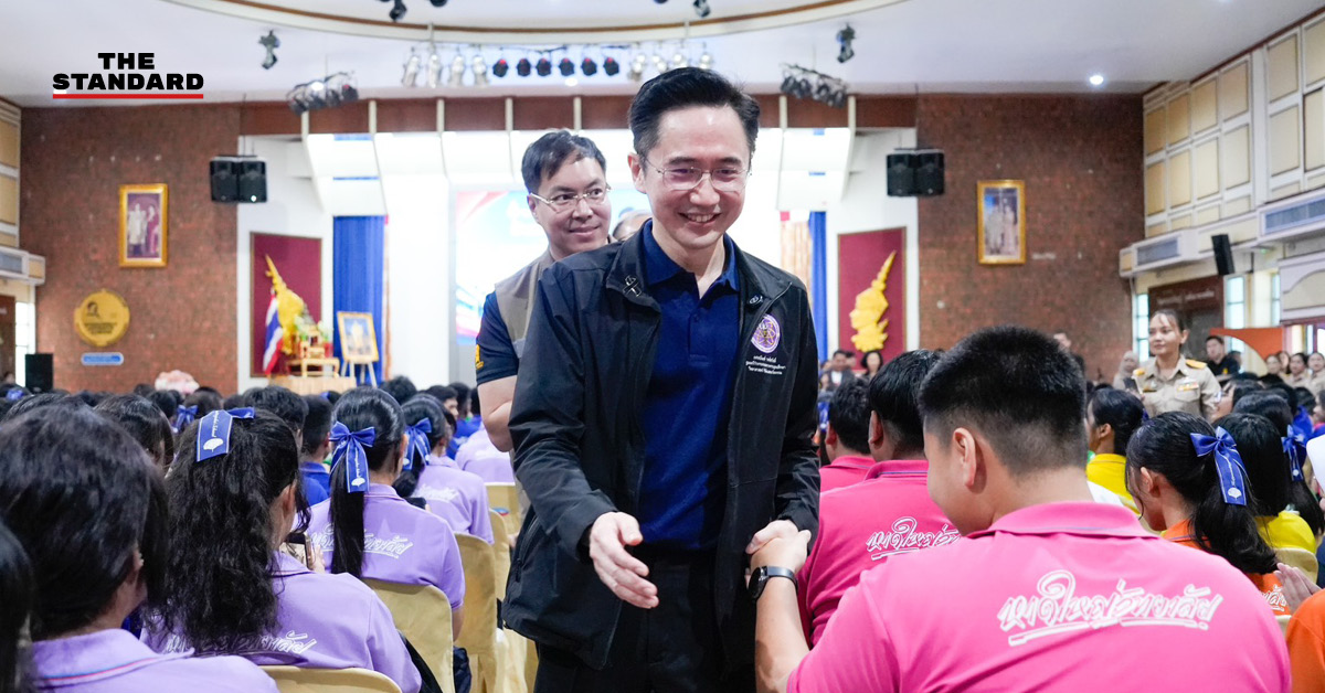 รมว.อว. และ รมช.ศธ. ถ่ายภาพร่วมกับนักเรียนและครูโรงเรียนหาดใหญ่วิทยาลัย
