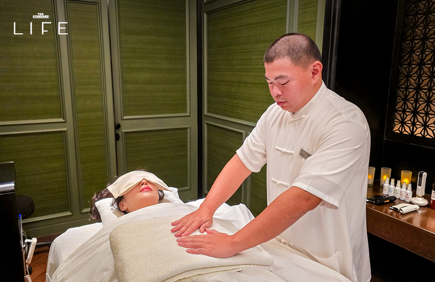 ภาพการทำทรีตเมนต์ Ener-Qi Massage เพื่อปลดล็อกระบบประสาทและปรับสมดุลร่างกาย 3