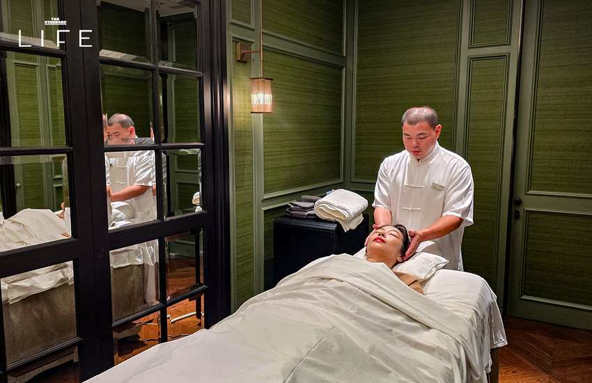 ภาพการทำทรีตเมนต์ Ener-Qi Massage เพื่อปลดล็อกระบบประสาทและปรับสมดุลร่างกาย 5
