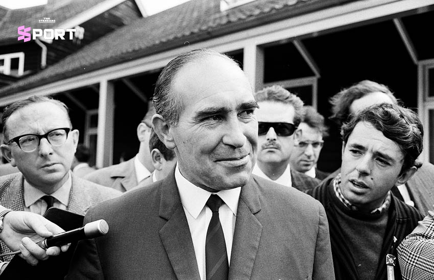 บ็อบบี มัวร์ กัปตันทีมชาติอังกฤษชูถ้วยแชมป์ฟุตบอลโลก 1966 1