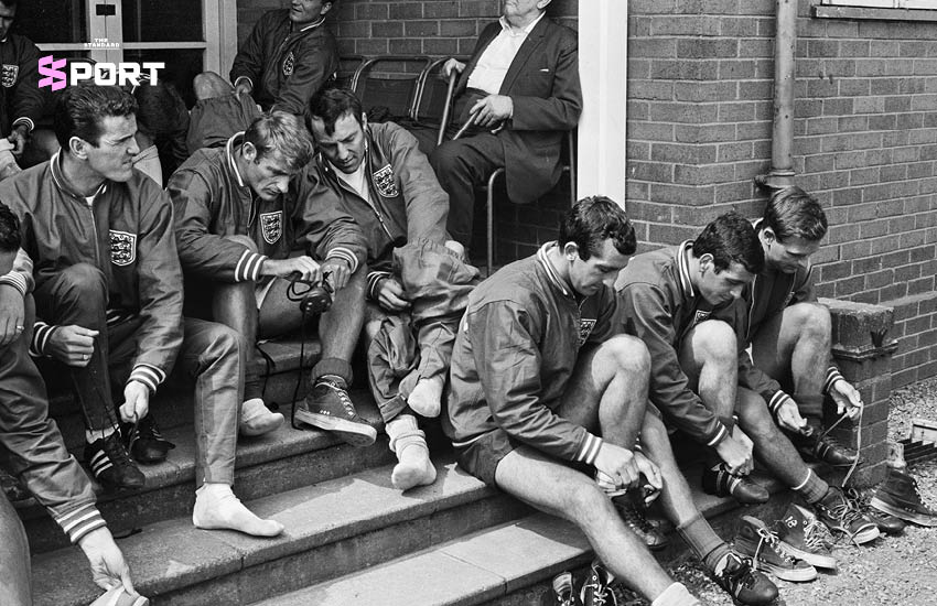 บ็อบบี มัวร์ กัปตันทีมชาติอังกฤษชูถ้วยแชมป์ฟุตบอลโลก 1966 2