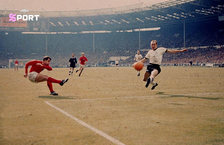 บ็อบบี มัวร์ กัปตันทีมชาติอังกฤษชูถ้วยแชมป์ฟุตบอลโลก 1966 4
