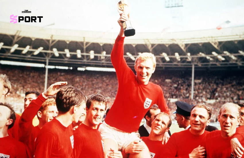 บ็อบบี มัวร์ กัปตันทีมชาติอังกฤษชูถ้วยแชมป์ฟุตบอลโลก 1966 5