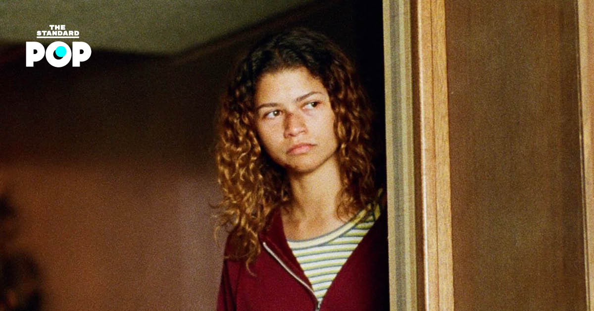ภาพโปรโมตซีรีส์ Euphoria ตัวละคร Rue (Zendaya) ยืนอยู่