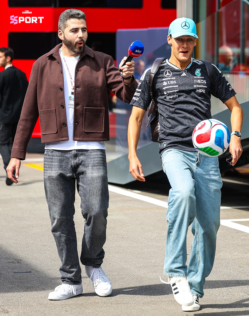 นักขับ F1 กำลังเล่นฟุตบอลในสนามหญ้า 4